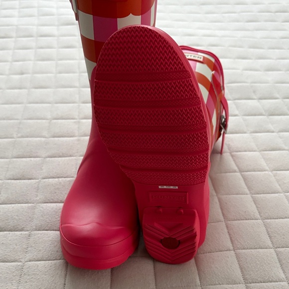 Hunter Women’s Pink and Orange Patterned Rainboots - Picture 5 of 9